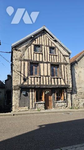 Maison de ville à colombages sur deux niveaux d'une cuisine et 3 chambres. Grenier et cave.