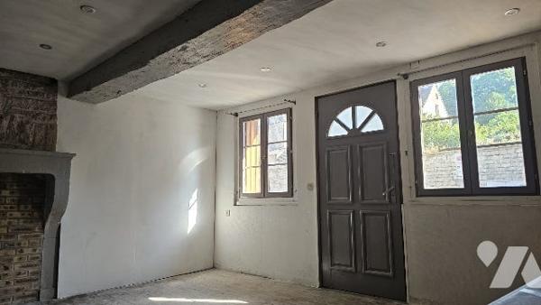 Maison de ville à colombages sur deux niveaux d'une cuisine et 3 chambres. Grenier et cave.