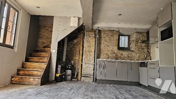 Maison de ville à colombages sur deux niveaux d'une cuisine et 3 chambres. Grenier et cave.