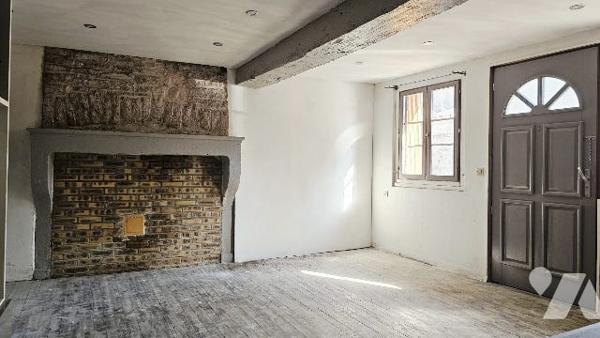 Maison de ville à colombages sur deux niveaux d'une cuisine et 3 chambres. Grenier et cave.