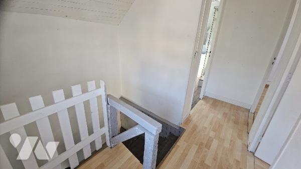 Maison de ville à colombages sur deux niveaux d'une cuisine et 3 chambres. Grenier et cave.