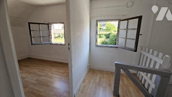 Maison de ville à colombages sur deux niveaux d'une cuisine et 3 chambres. Grenier et cave.