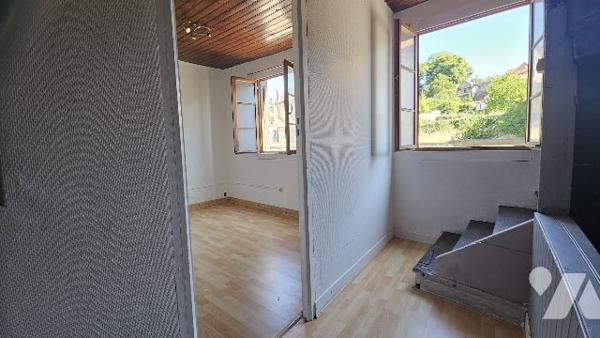 Maison de ville à colombages sur deux niveaux d'une cuisine et 3 chambres. Grenier et cave.