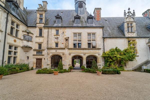 Magnifique château renaissance 43 pièces, nombreuses et remarquables dépendances, 24 hectares de bois et parc d'agrément