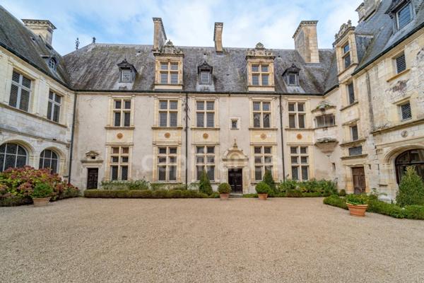 Magnifique château renaissance 43 pièces, nombreuses et remarquables dépendances, 24 hectares de bois et parc d'agrément