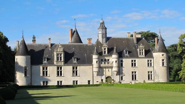 Magnifique château renaissance 43 pièces, nombreuses et remarquables dépendances, 24 hectares de bois et parc d'agrément