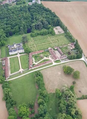 Magnifique château renaissance 43 pièces, nombreuses et remarquables dépendances, 24 hectares de bois et parc d'agrément