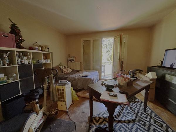 Bourg-en-Bresse a vendre studio  : cuisine, pièce de vie , sdd et wc, balcon cave et parking