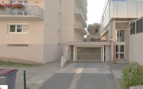 Stationnement à louer    Compiègne