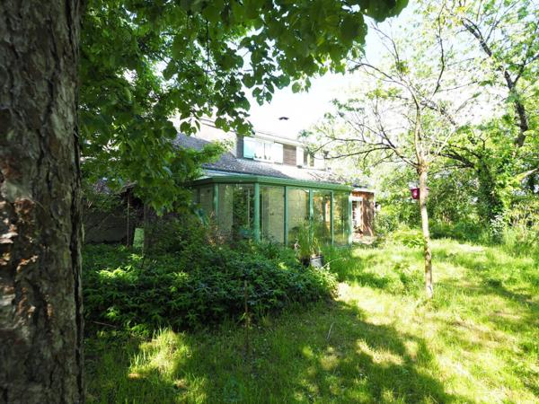 Bouchemaine : Une maison atypique sur un très beau terrain sans vis à vis de 2 000 m²
