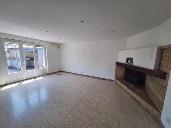 A VENDRE - Corps de ferme / Appartement et annexes