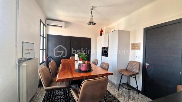 Canet en Roussillon Village -  Au coeur du village, venez découvrir cette belle maison vigneronne de 154m2 habitables, entièrement rénovée avec goût.
Répartie sur 3 niveaux et bénéficiant de 2 entrées indépendantes, elle offre de beaux volumes et de nombreuses possibilités d'aménagement. 
Au rez-de-chaussé, vous trouverez un garage avec caves, une buanderie ainsi qu'un espace habitation de type studio indépendant, disposant de son propre accès privatif. Un véritable atout pour recevoir famille et amis ou envisager un espace indépendant.
Le 1er étage, accessible directement depuis l'extérieur, est consacré aux espaces de vie. Il se compose d'un couloir désservant un agréable salon, wc séparé, salle de bain ainsi qu'une cuisine ouverte sur une belle salle à manger, idéale pour partager des moments en famille ou entre amis.
Au 3ème niveau, l'espace de nuit offre 5 belles chambres, ainsi qu'une salle de douche et wc séparé.
La maison séduit par ses grands volumes, ses belles pièce et sa belle hauteur sous plafond, lui conférant beaucoup de caractère et de cachet.
Les combles offrent également un beau potentiel d'aménagement, permettant notamment de créer une chambre supplémentaire, un bureau, une salle de jeux ou un espace selon vos envies.
Une maison familiale pleine de possibilités, idéalement située à proximité des commerces et des écoles primaires et maternelles.