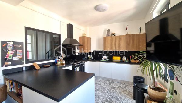 Canet en Roussillon Village -  Au coeur du village, venez découvrir cette belle maison vigneronne de 154m2 habitables, entièrement rénovée avec goût.
Répartie sur 3 niveaux et bénéficiant de 2 entrées indépendantes, elle offre de beaux volumes et de nombreuses possibilités d'aménagement. 
Au rez-de-chaussé, vous trouverez un garage avec caves, une buanderie ainsi qu'un espace habitation de type studio indépendant, disposant de son propre accès privatif. Un véritable atout pour recevoir famille et amis ou envisager un espace indépendant.
Le 1er étage, accessible directement depuis l'extérieur, est consacré aux espaces de vie. Il se compose d'un couloir désservant un agréable salon, wc séparé, salle de bain ainsi qu'une cuisine ouverte sur une belle salle à manger, idéale pour partager des moments en famille ou entre amis.
Au 3ème niveau, l'espace de nuit offre 5 belles chambres, ainsi qu'une salle de douche et wc séparé.
La maison séduit par ses grands volumes, ses belles pièce et sa belle hauteur sous plafond, lui conférant beaucoup de caractère et de cachet.
Les combles offrent également un beau potentiel d'aménagement, permettant notamment de créer une chambre supplémentaire, un bureau, une salle de jeux ou un espace selon vos envies.
Une maison familiale pleine de possibilités, idéalement située à proximité des commerces et des écoles primaires et maternelles.