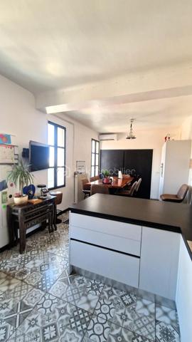 Canet en Roussillon Village -  Au coeur du village, venez découvrir cette belle maison vigneronne de 154m2 habitables, entièrement rénovée avec goût.
Répartie sur 3 niveaux et bénéficiant de 2 entrées indépendantes, elle offre de beaux volumes et de nombreuses possibilités d'aménagement. 
Au rez-de-chaussé, vous trouverez un garage avec caves, une buanderie ainsi qu'un espace habitation de type studio indépendant, disposant de son propre accès privatif. Un véritable atout pour recevoir famille et amis ou envisager un espace indépendant.
Le 1er étage, accessible directement depuis l'extérieur, est consacré aux espaces de vie. Il se compose d'un couloir désservant un agréable salon, wc séparé, salle de bain ainsi qu'une cuisine ouverte sur une belle salle à manger, idéale pour partager des moments en famille ou entre amis.
Au 3ème niveau, l'espace de nuit offre 5 belles chambres, ainsi qu'une salle de douche et wc séparé.
La maison séduit par ses grands volumes, ses belles pièce et sa belle hauteur sous plafond, lui conférant beaucoup de caractère et de cachet.
Les combles offrent également un beau potentiel d'aménagement, permettant notamment de créer une chambre supplémentaire, un bureau, une salle de jeux ou un espace selon vos envies.
Une maison familiale pleine de possibilités, idéalement située à proximité des commerces et des écoles primaires et maternelles.