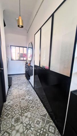 Canet en Roussillon Village -  Au coeur du village, venez découvrir cette belle maison vigneronne de 154m2 habitables, entièrement rénovée avec goût.
Répartie sur 3 niveaux et bénéficiant de 2 entrées indépendantes, elle offre de beaux volumes et de nombreuses possibilités d'aménagement. 
Au rez-de-chaussé, vous trouverez un garage avec caves, une buanderie ainsi qu'un espace habitation de type studio indépendant, disposant de son propre accès privatif. Un véritable atout pour recevoir famille et amis ou envisager un espace indépendant.
Le 1er étage, accessible directement depuis l'extérieur, est consacré aux espaces de vie. Il se compose d'un couloir désservant un agréable salon, wc séparé, salle de bain ainsi qu'une cuisine ouverte sur une belle salle à manger, idéale pour partager des moments en famille ou entre amis.
Au 3ème niveau, l'espace de nuit offre 5 belles chambres, ainsi qu'une salle de douche et wc séparé.
La maison séduit par ses grands volumes, ses belles pièce et sa belle hauteur sous plafond, lui conférant beaucoup de caractère et de cachet.
Les combles offrent également un beau potentiel d'aménagement, permettant notamment de créer une chambre supplémentaire, un bureau, une salle de jeux ou un espace selon vos envies.
Une maison familiale pleine de possibilités, idéalement située à proximité des commerces et des écoles primaires et maternelles.