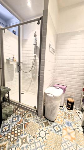 Canet en Roussillon Village -  Au coeur du village, venez découvrir cette belle maison vigneronne de 154m2 habitables, entièrement rénovée avec goût.
Répartie sur 3 niveaux et bénéficiant de 2 entrées indépendantes, elle offre de beaux volumes et de nombreuses possibilités d'aménagement. 
Au rez-de-chaussé, vous trouverez un garage avec caves, une buanderie ainsi qu'un espace habitation de type studio indépendant, disposant de son propre accès privatif. Un véritable atout pour recevoir famille et amis ou envisager un espace indépendant.
Le 1er étage, accessible directement depuis l'extérieur, est consacré aux espaces de vie. Il se compose d'un couloir désservant un agréable salon, wc séparé, salle de bain ainsi qu'une cuisine ouverte sur une belle salle à manger, idéale pour partager des moments en famille ou entre amis.
Au 3ème niveau, l'espace de nuit offre 5 belles chambres, ainsi qu'une salle de douche et wc séparé.
La maison séduit par ses grands volumes, ses belles pièce et sa belle hauteur sous plafond, lui conférant beaucoup de caractère et de cachet.
Les combles offrent également un beau potentiel d'aménagement, permettant notamment de créer une chambre supplémentaire, un bureau, une salle de jeux ou un espace selon vos envies.
Une maison familiale pleine de possibilités, idéalement située à proximité des commerces et des écoles primaires et maternelles.