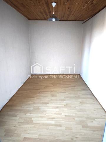 MAISON CENTRE BOURG A LA BVOUSSAC A RENOVER