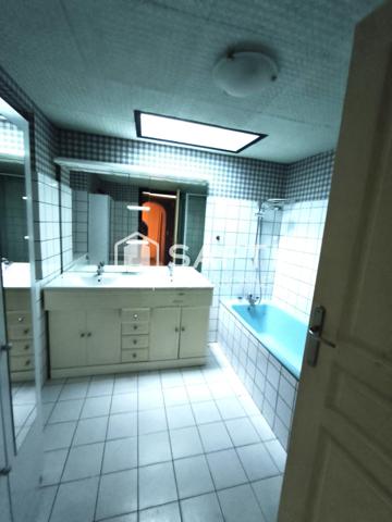 MAISON CENTRE BOURG A LA BVOUSSAC A RENOVER