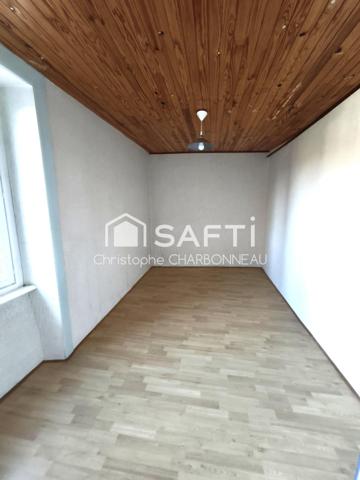 MAISON CENTRE BOURG A LA BVOUSSAC A RENOVER