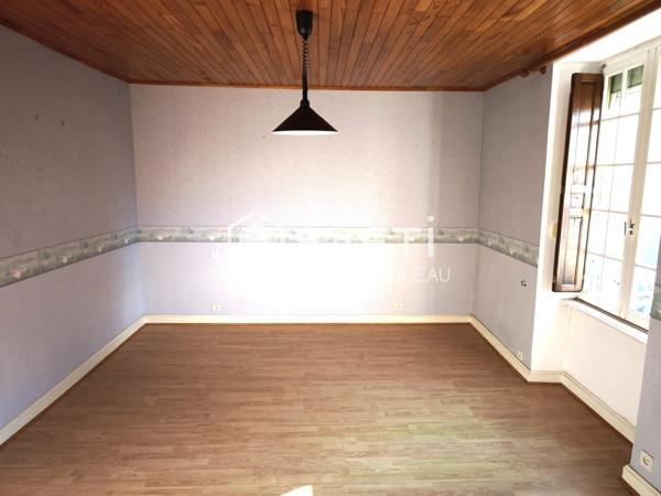 MAISON CENTRE BOURG A LA BVOUSSAC A RENOVER