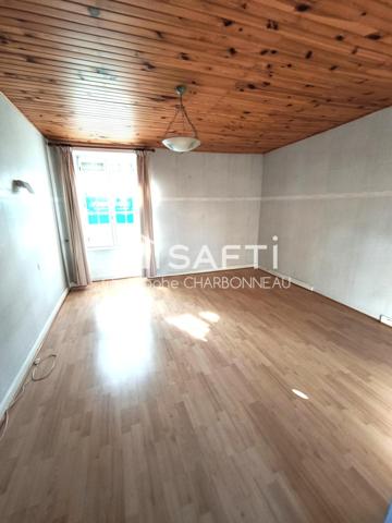 MAISON CENTRE BOURG A LA BVOUSSAC A RENOVER