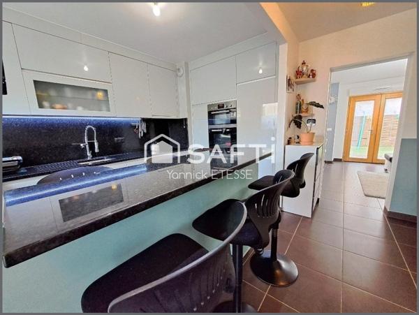 Maison contemporaine moderne avec parking et jardin clos