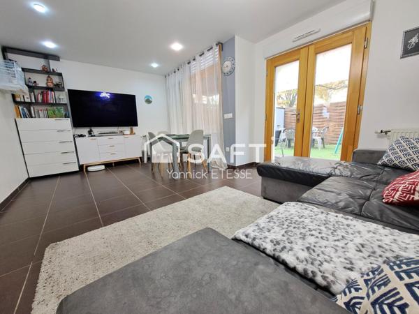 Maison contemporaine moderne avec parking et jardin clos