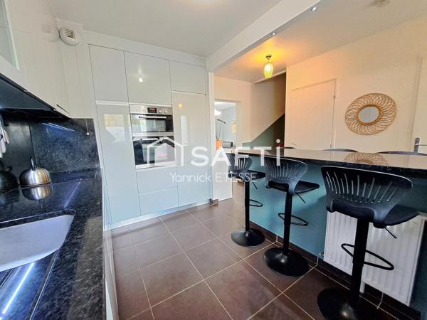 Maison contemporaine moderne avec parking et jardin clos