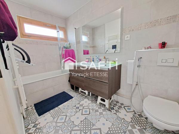 Maison contemporaine moderne avec parking et jardin clos