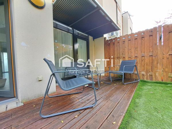 Maison contemporaine moderne avec parking et jardin clos