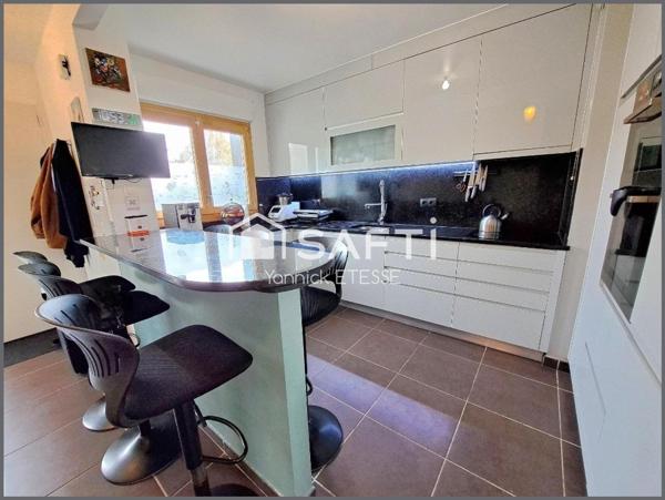 Maison contemporaine moderne avec parking et jardin clos