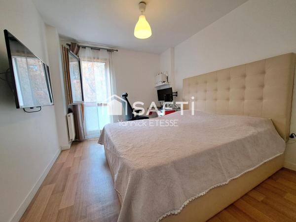 Maison contemporaine moderne avec parking et jardin clos