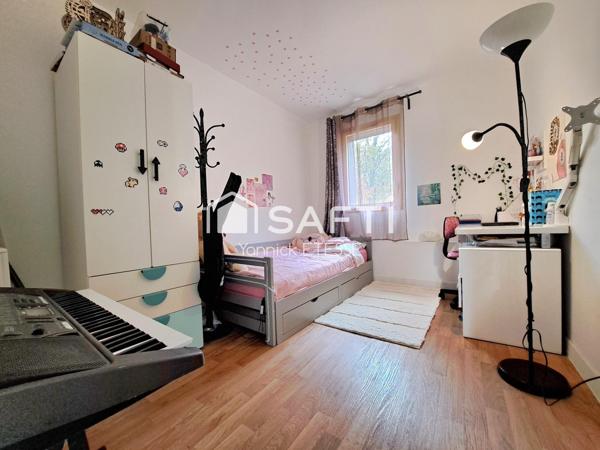 Maison contemporaine moderne avec parking et jardin clos