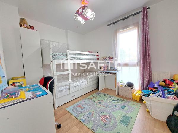 Maison contemporaine moderne avec parking et jardin clos