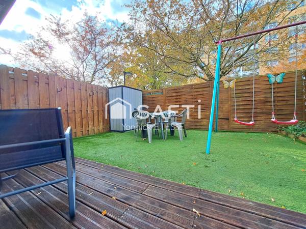 Maison contemporaine moderne avec parking et jardin clos