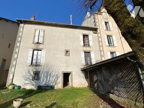 A AURILLAC, sur 481 m² de terrain, maison comprenant :
- rez-de-jardin : caves et buanderie, ...