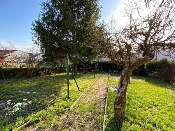 A AURILLAC, sur 481 m² de terrain, maison comprenant :
- rez-de-jardin : caves et buanderie, ...
