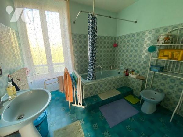 A AURILLAC, sur 481 m² de terrain, maison comprenant :
- rez-de-jardin : caves et buanderie, ...