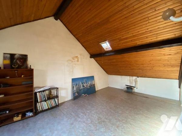 A AURILLAC, sur 481 m² de terrain, maison comprenant :
- rez-de-jardin : caves et buanderie, ...