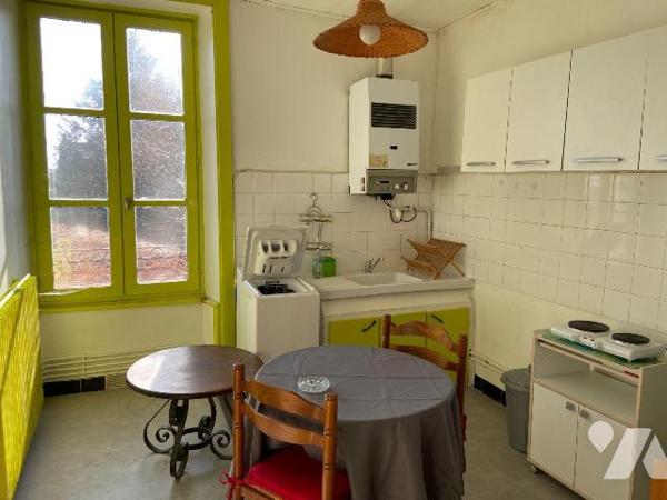 A AURILLAC, sur 481 m² de terrain, maison comprenant :
- rez-de-jardin : caves et buanderie, ...