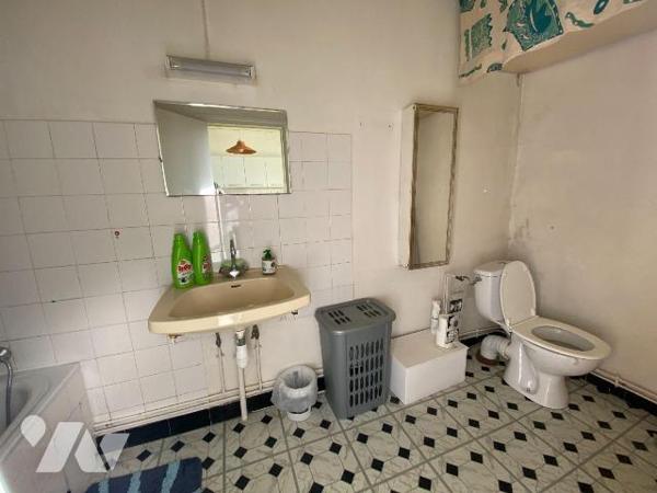 A AURILLAC, sur 481 m² de terrain, maison comprenant :
- rez-de-jardin : caves et buanderie, ...