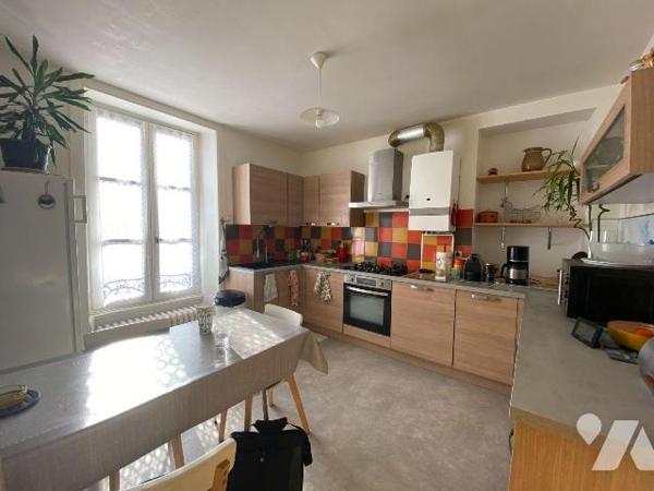 A AURILLAC, sur 481 m² de terrain, maison comprenant :
- rez-de-jardin : caves et buanderie, ...