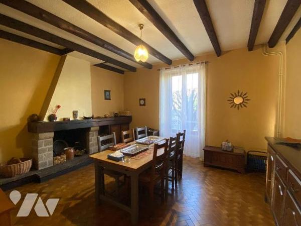 A AURILLAC, sur 481 m² de terrain, maison comprenant :
- rez-de-jardin : caves et buanderie, ...