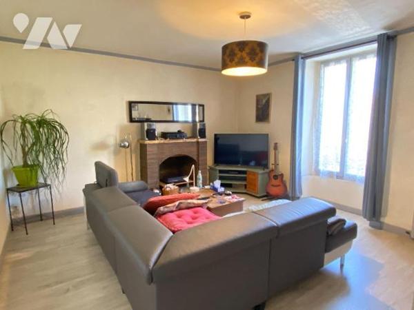 A AURILLAC, sur 481 m² de terrain, maison comprenant :
- rez-de-jardin : caves et buanderie, ...