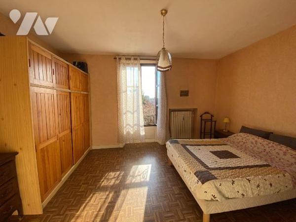 A AURILLAC, sur 481 m² de terrain, maison comprenant :
- rez-de-jardin : caves et buanderie, ...