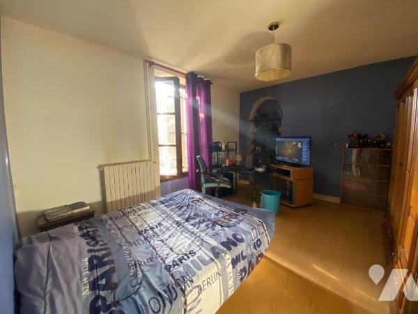 A AURILLAC, sur 481 m² de terrain, maison comprenant :
- rez-de-jardin : caves et buanderie, ...