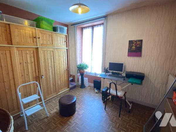 A AURILLAC, sur 481 m² de terrain, maison comprenant :
- rez-de-jardin : caves et buanderie, ...