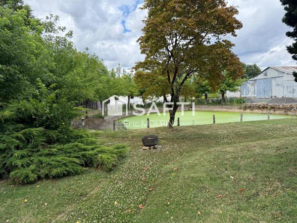 Cette charmante fermette de plain pied avec terrain terrain agricole et plan d'eau.