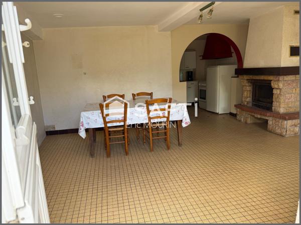 Cette charmante fermette de plain pied avec terrain terrain agricole et plan d'eau.