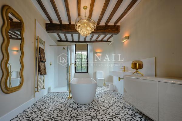 Entre Saint-Lô et Bayeux, manoir du XVIIIème siècle avec piscine, tennis et installations équestres